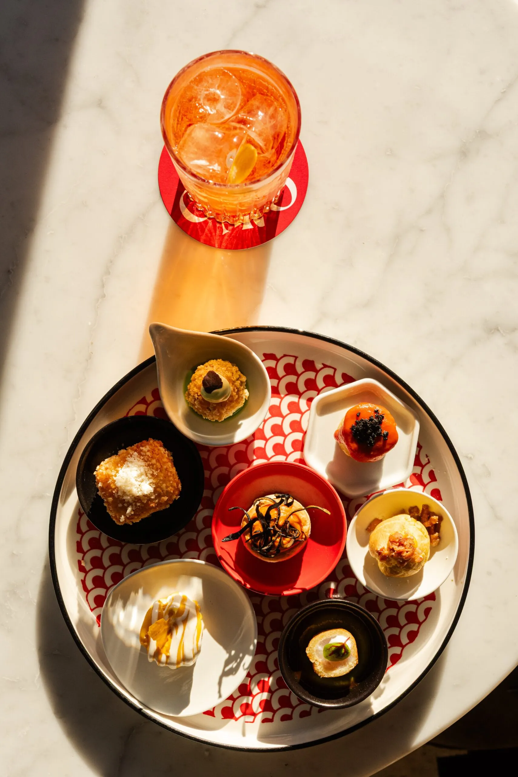 Spritz e finger food su un tavolo in marmo