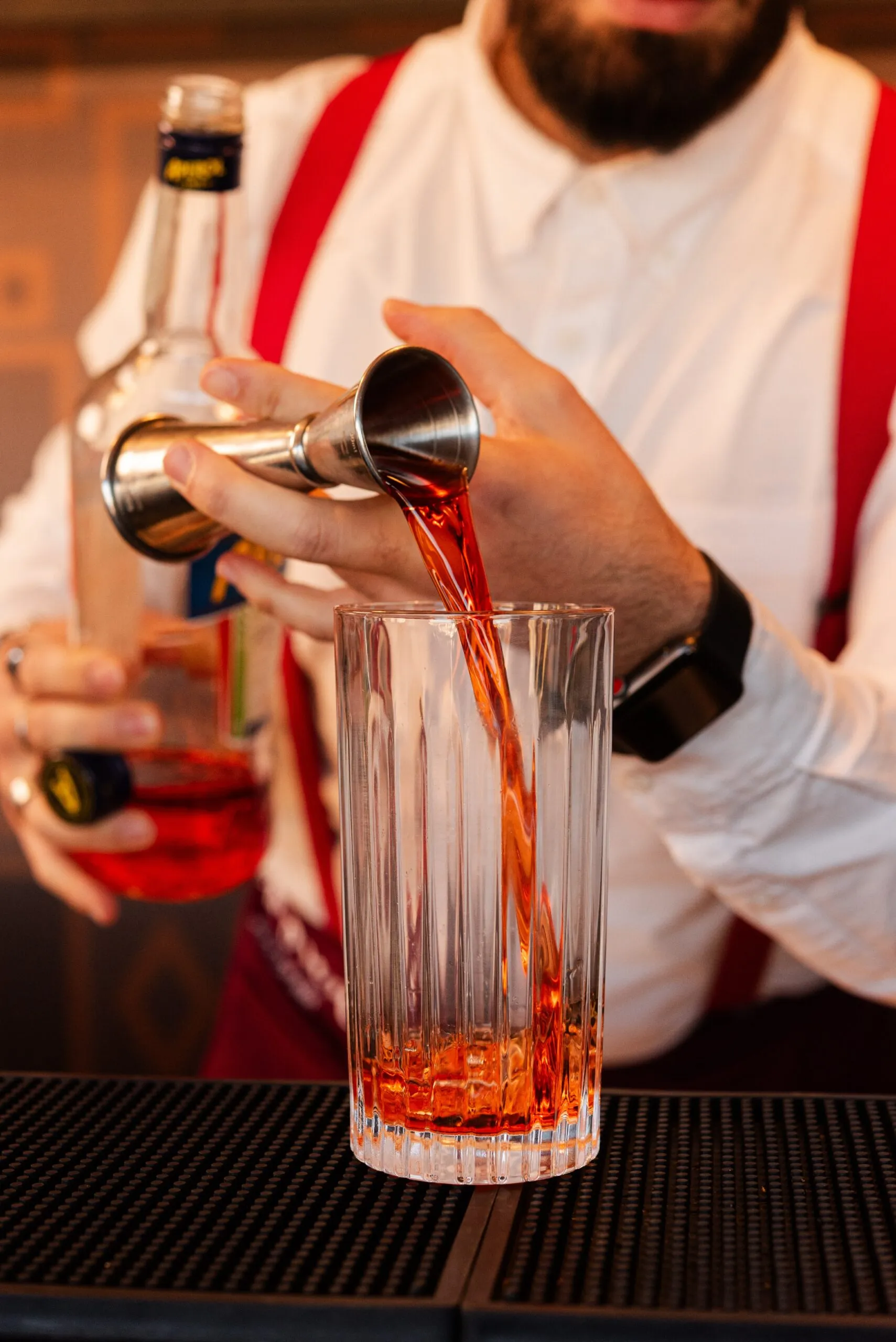 Il bartender di Carosello prepara un cocktail