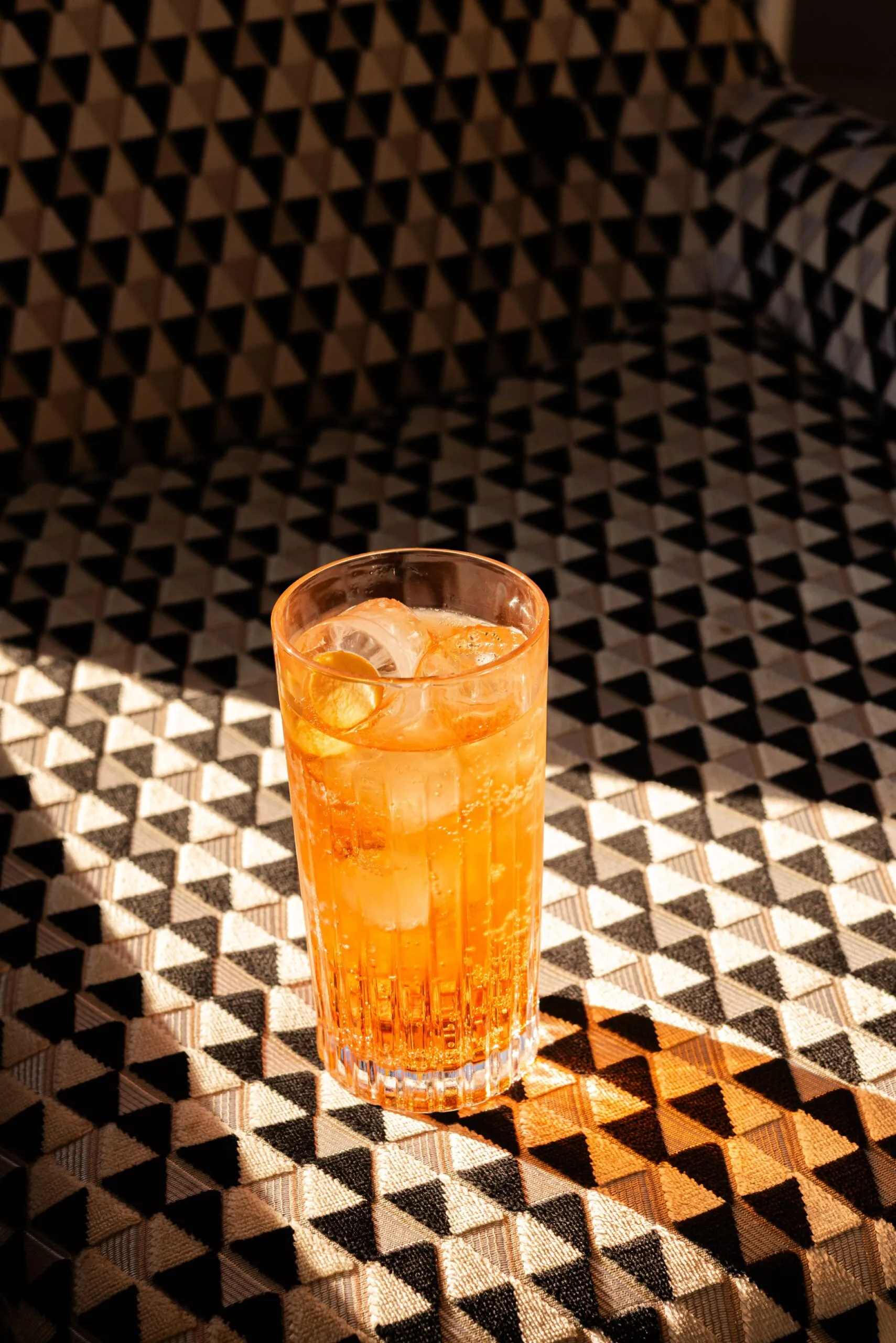 Un drink sul pavimento a triangoli