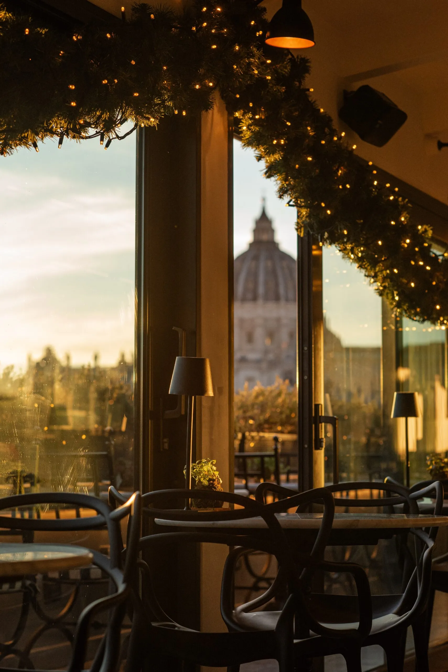 La terrazza coperta di Carosello con la cupola di San Pietro
